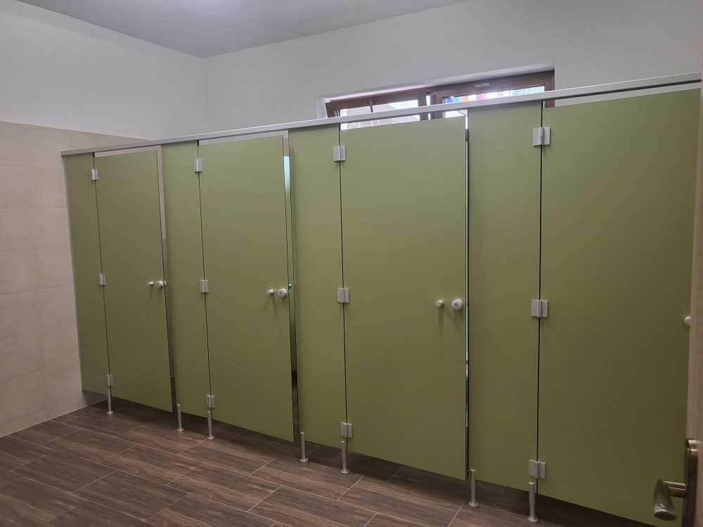 Ako vybrať správne WC kabíny pre verejné priestory